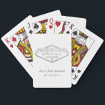 Gift i Fabulous Las Vegas Silver White Bröllop Casinokort<br><div class="desc">Den unika och roligt anpassningsbarna "Gift i Fabulous Las Vegas"-bröllopet för spelkort har en formgivning av faux-folie från silver som inspirerats av välkomsttecknet till Las Vegas,  Nevada,  tillsammans med en monogramtext som kan vara personlig med parets datum namn och bröllop. Den vita bakgrunden färg kan ändras.</div>