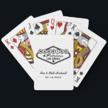 Gift i Fabulous Las Vegas White Bröllop Casinokort<br><div class="desc">Den unika och roligt anpassningsbarna "Gift i Fabulous Las Vegas"-bröllopet ger spelkort en utformning som inspireras av välkomsttecknet till Las Vegas,  Nevada,  tillsammans med en monogramtext som kan vara personlig med parets datum namn och bröllop. Svartvit färg kan ändras.</div>