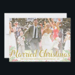 Gift jul | Fotokort för Newlyweds-Helgdag Julkort<br><div class="desc">Det här helgdag av elegant-fotokortet är perfekt för nyfödda. Utformningen har söt röd och grönt blad,  kalligrafibrev i guld och plats för ditt favoritfoto i bröllop.</div>