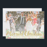 Gift jul | Fotokort för Newlyweds-Helgdag Julkort<br><div class="desc">Det här helgdag av elegant-fotokortet är perfekt för nyfödda. Utformningen har söt röd och grönt blad,  kalligrafibrev i guld och plats för ditt favoritfoto i bröllop.</div>