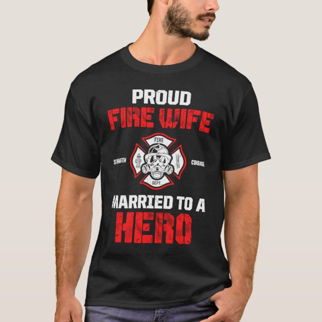 Gift med en Hero Proud-brandfru T Shirt (Framsida)
