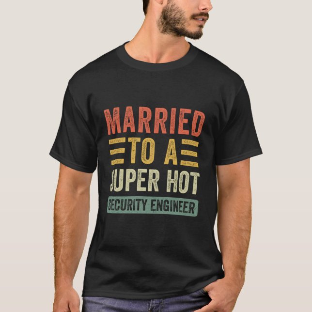 Gift med en Toppen Security Ingenjör Funny Hus T Shirt (Framsida)
