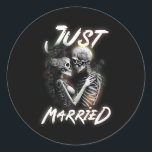 Gift med Halloween Skeleton Bride och Groom Bröllo Runt Klistermärke<br><div class="desc">Gift med Halloween Skeleton Bride och Groom Bröllop</div>
