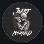 Gift med Halloween Skeleton Bride och Groom Bröllo Runt Klistermärke<br><div class="desc">Gift med Halloween Skeleton Bride och Groom Bröllop</div>