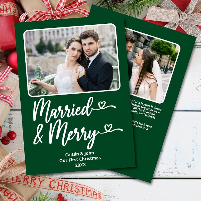 Gift med Merry 1:a julen - Grönt med nylott foto (Married & Merry Custom 2-Photo Green Christmas Card with hearts, personal message & photo on back.)