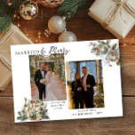 Gift med Nostalgic Holly Photo-jul och Merry Nosta Julkort<br><div class="desc">Julkort med gift och god anpassningsbar för nyfödda med 2 foton och din personlig hälsning. Fotot från bröllop och/eller christmas visas i lodrät porträtt-format. Utformningen har elegant-typografi och traditionellt nostalgiskt grenar av holly,  baubles,  flaska av fizz och champagneglas. Bläddra i min första samling av julstämplade fotokort för mer design.</div>