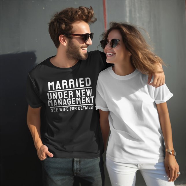Gift med ny hantering, se frun för detaljer t shirt (Married Under New Management See Wife For Details T-Shirt by Ricaso. Fun newly wed humor )