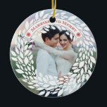 Gift med och God jul Julgransprydnad Keramik<br><div class="desc">Elegantens prydnad är perfekt för ett par som firar sin första gifta jul. Den har en krans runt gräns och ord "Gift och Merry" på ett böjt ram vid grund. Lägg till en bild av paret lycklig. Baksidan håller namn och bröllop.</div>