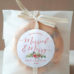 Gift med och merry | Anpassade namn Runt Klistermärke<br><div class="desc">Ett skräddarsytt namn julklistermärke för det nygifta paret.</div>