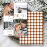 Gift med och Merry Play 4 Photo Newlyed Julkort<br><div class="desc">Fira din första julhelg som nygifta med detta gift och Merry Play 4 Photo Newlyed Helgdag Card som på ett vackert sätt berättar din kärlek-historia. Den här designen utstrålar värme och elegans, blandar mysigt, rustik charm med tidlös sofistikering. Varje foto känns som en glimt in i din resa tillsammans, som...</div>