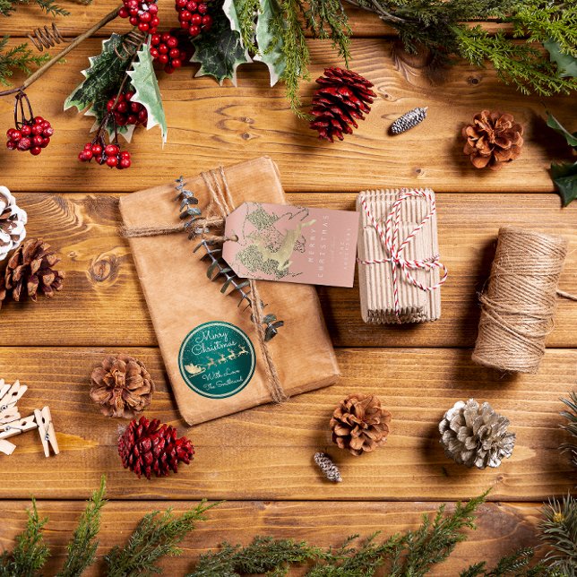 Gift med renar Rosa  Guld Julgran Presentetikett (Merry Christmas From Santa Reindeer Sleight Green Classic Round Sticker)