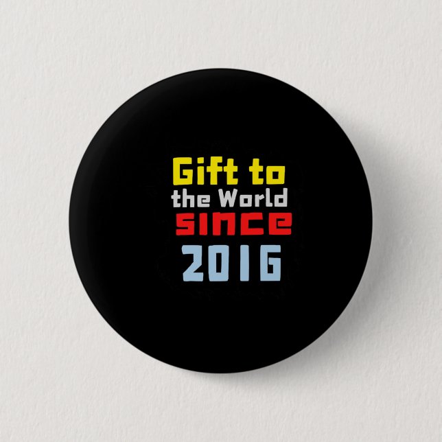 Gift med världen sedan 2016 knapp (Framsida)
