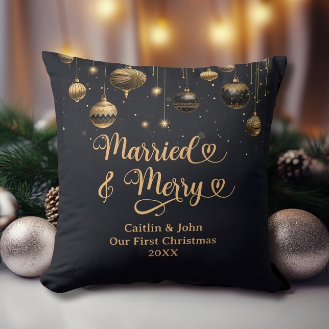 Gift Merry 1:a julen Nygift Guld Svart Kudde (Married & Merry Newlyweds 1st Christmas Pillow. Black & Gold Ornaments, Couple's Names, Wedding Date)