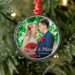 Gift & Merry Bröllop, fotopilrunda W Julgransprydnad Metall<br><div class="desc">Julprydnadsrunda med gift och merry Bröllop-foto - vitt skript</div>