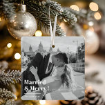 Gift & merry | Elegant, svart och vit fotoutgåva Julgransprydnad Keramik<br><div class="desc">Fira din kärlek och din första julhelg som gift par med den här eleganten "Gift & Merry" fotodekoration. Den här personligen ger dig ett litet stycke romantik och en sofistikering av Julgran med ditt favoritfoto från bröllop i svartvitt. Anpassa baksidan med namn, bröllop-datum eller ett kort-meddelande som "Vår första jultomte"...</div>