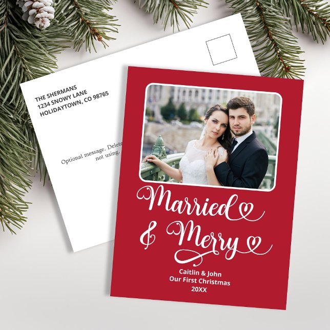 Gift Merry Newlyweds 1:a Julrött foto Helg Vykort (Married and Merry Newlywed's First Christmas Photo Postcard in Red.)