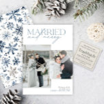 Gift & Merry Rustic Blue Newlyed Photo Collage Julkort<br><div class="desc">Markera din första julhelg som ett gift par med det här fantastiska fotokortet Married & Merry. Den här designen har plats för två favoriter i bröllop porträtt och balanserar elegantens typografi med en blått-grått-palett och delikata skriptaccenter. Perfekt för att visa både en romantisk närhet och ett fullt-långt ögonblick, är ett...</div>