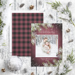 Gift & Merry Script Rustic Burgundy Photo<br><div class="desc">Baserat på min bästsäljande Vinterbröllopssviten har det här varma, mysiga burgunistiska träfotot på julkortet "gift och merry" i handskrivet skript, ditt favoritfoto från bröllop och dekoreras med silver glitter och vattenfärgen gräs grenar, och en burgundisk och svart buffel plaid struktur. Anpassa med ditt foto, namn och år. Kontakta designern för...</div>