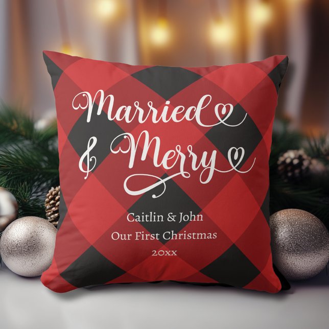 Gift Merry vår första jul Nygifta Röd Karo Kudde (Married and Merry Newlyweds First Christmas together Pillow with Couples' Names and Wedding Date.)