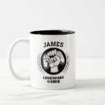 Gift Namn Personlig Funny Gaming Geek Birthday Två-Tonad Mugg<br><div class="desc">Roligten anpassade JAMES Legendary Gamer, någon som heter presentidé. Bästa spelarpresenten på konsolen för manar, kvinnor eller barn du kärlek som kusin, son, bror, pojkvän. Underbar för gäk och nörd som kärlek retro Classic & vintage 70:s 80:e färg stil ser ut. Personlig matchning av första namn-coolan, unik fars dag som...</div>