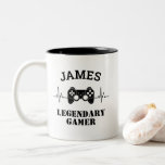 Gift Namn Personlig Funny Gaming Geek Birthday Två-Tonad Mugg<br><div class="desc">Roligten anpassade JAMES Legendary Gamer, någon som heter presentidé. Bästa spelarpresenten på konsolen för manar, kvinnor eller barn du kärlek som kusin, son, bror, pojkvän. Underbar för gäk och nörd som kärlek retro Classic & vintage 70:s 80:e färg stil ser ut. Personlig matchning av första namn-coolan, unik fars dag som...</div>