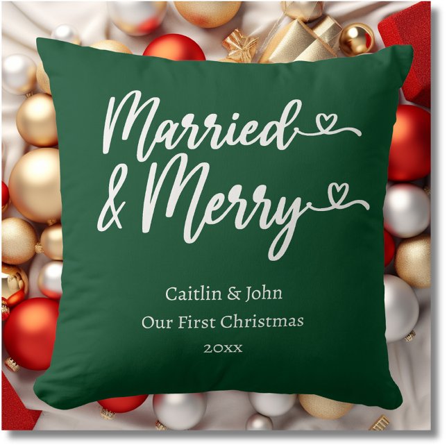 Gift och Glad Första Jul Nygifta Grön Kudde (Married & Merry newyweds first Christmas together forest green pillow with modern typography.)