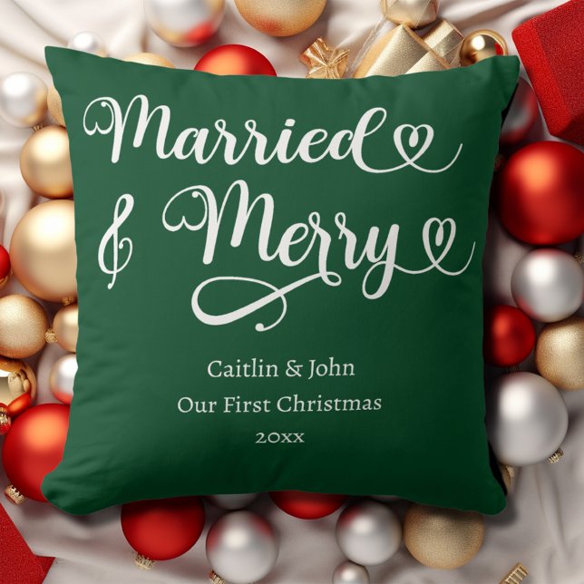 Gift och Glad Första Julen Nygifta Grön Kudde (Married & Merry newlyweds first Christmas pillow in forest green with couple's names and year.)