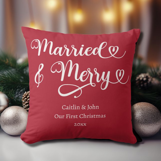 Gift och Glad Julens Första Nytt Äktenskap Röda Kudde (Married & Merry custom newlywed couple our first Christmas together in red with white typography.)