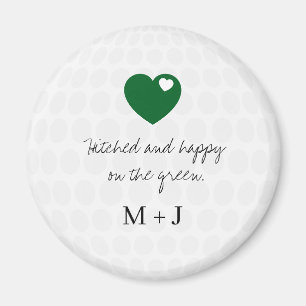 Gift och glad på det gröna golfbröllop  magnet