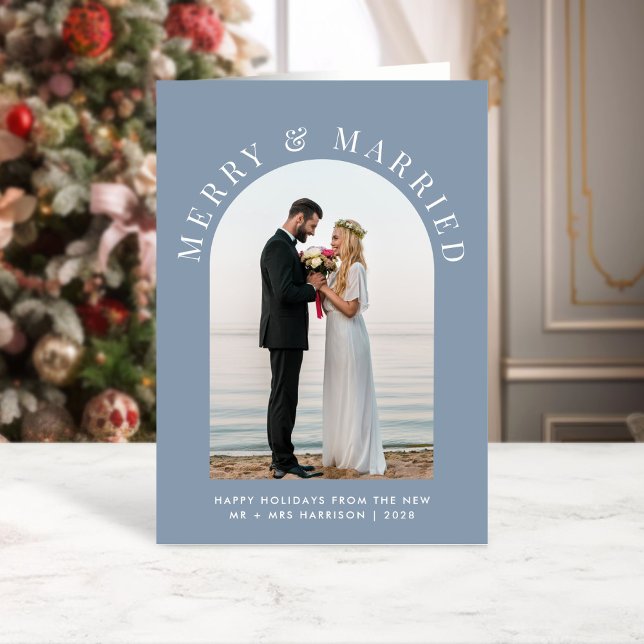Gift och Merry Arch Photo Dusty Blue Jul Helgkort (A beautiful and unique photo card to announce your marriage to family + friends this holiday season)