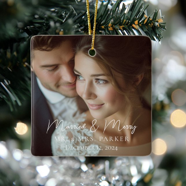Gift och Merry! Elegant, förenklad, foto Julgransprydnad Keramik (Married & Merry! Elegant, Simpel, Photo Ceramic Ornament)