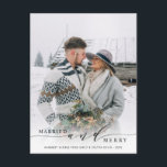 Gift och Merry Newlyed Helgdag Photo Vykort<br><div class="desc">Fira din första gifta jul med din familj och dina vänner. Om du vill ha en mer avancerad anpassning av den här designen klickar du på länken Anpassa ytterligare för att ändra teckensnitt,  storlekt,  färg osv.</div>