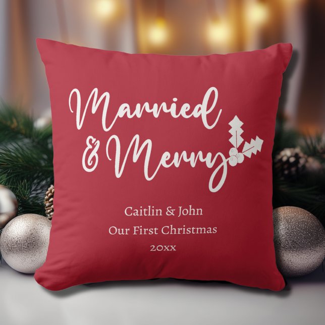 Gift och merry vår första jul, nyblåst röd kudde (Married & Merry personalized newlywed couple first Christmas together in red with white calligraphy.)