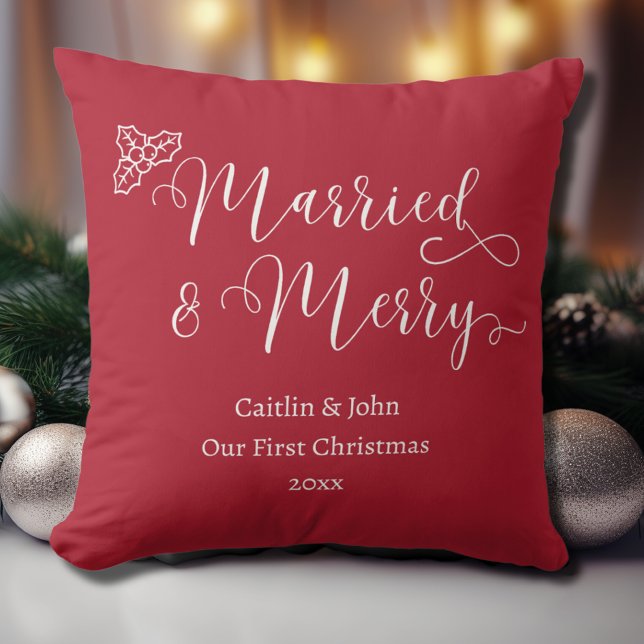 Gift och merry vår första jul, nyblåst röd kudde (Married & Merry custom newlywed couples first Christmas together pillow, red with white calligraphy.)