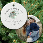 Gift och merry vårt första julfoto julgransprydnad keramik<br><div class="desc">Minneshögtidlighålla din första julhelg tillsammans med fotokeramiskt prydnadsämne "Married & Merry Vår First jul". Den här personligen är designad för nya lyweds och har en liten utformning och en varm accent från säsong. Idealiskt för par av alla slag, fångas kärnan i kärlek och unionen och skapar ett bestående minne på...</div>