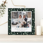 Gift och Merry Winter Greenery Photo Square Julkort<br><div class="desc">Modern och enkel jul | Fotokort med Helgdag på grönt och vit vintergrön mönster bakgrund. Om du vill ha en mer avancerad anpassning av den här designen klickar du på BLUE DESIGN VERKTYG för att ändra teckensnitt,  storleka och färg.</div>