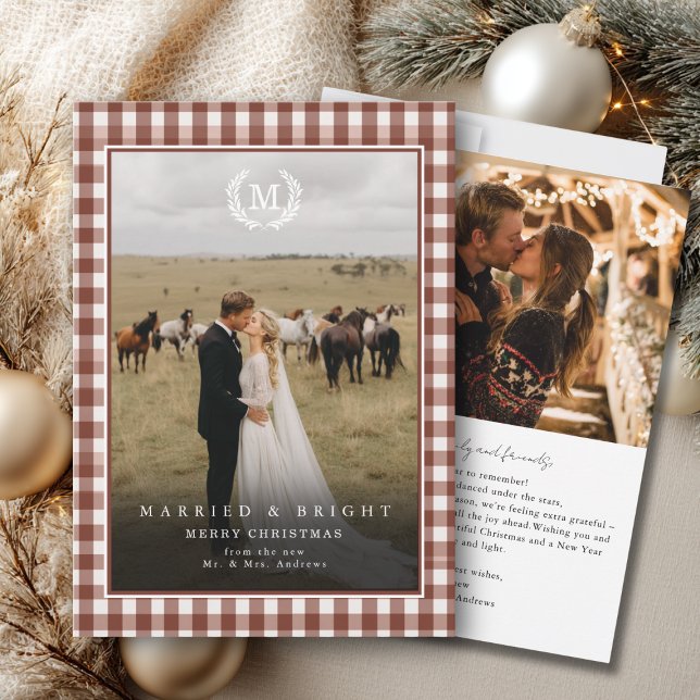 "Gift och strålande" Rutigt monogramvapen 2 Foto Tack Kort ("Married & Bright" Gingham Monogram Crest 2 Photo Thank You Card)
