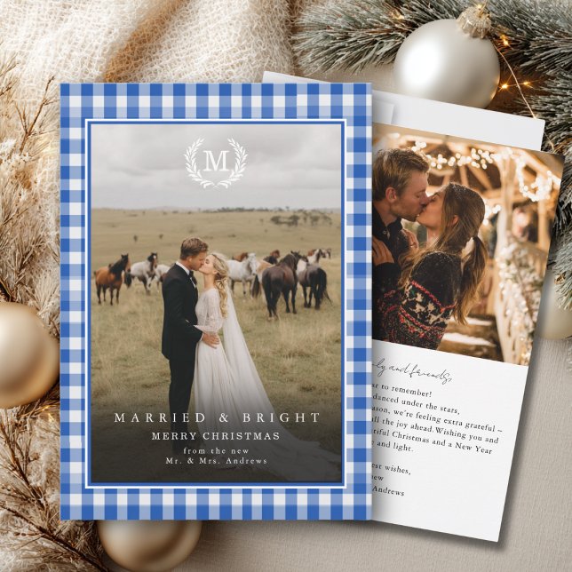 "Gift" Rutigt Monogram Kammar 2 Foto Tack Kort ("Married & Bright" Gingham Monogram Crest 2 Photo Thank You Card)
