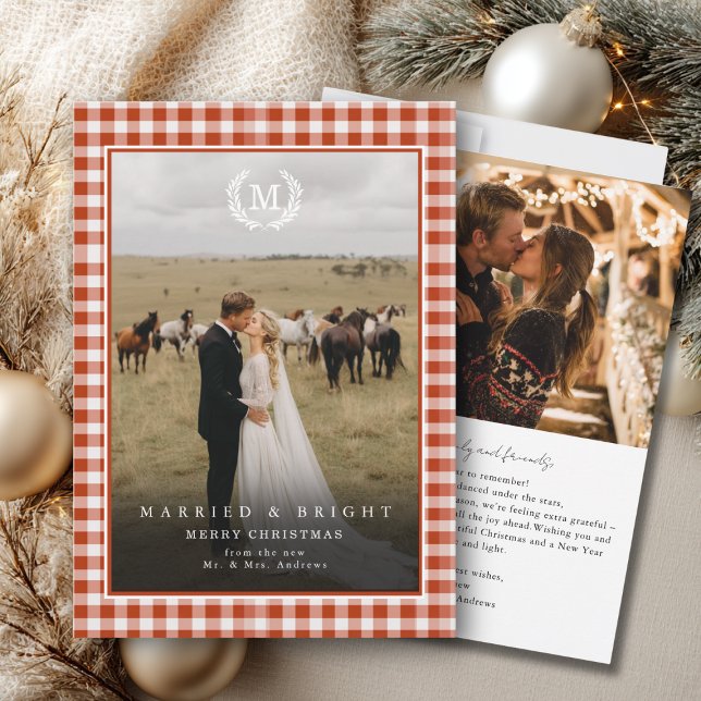 "Gift" Rutigt Monogram Kammar 2 Foto Tack Kort ("Married & Bright" Gingham Monogram Crest 2 Photo Thank You Card)