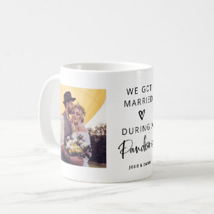 Gift under en pandemi Två foto Kaffemugg
