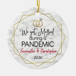 Gift under en pandemijul tillsammans julgransprydnad keramik