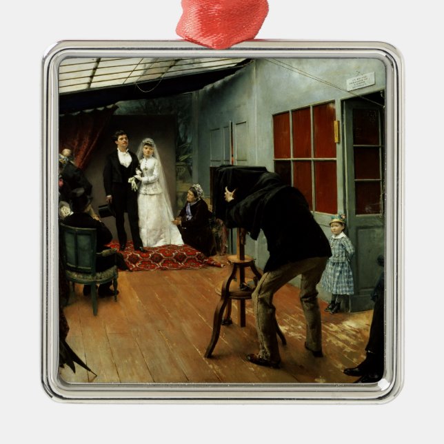 Gifta sig på fotografen, 1878-9 julgransprydnad metall (Framsidan)