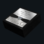 Giftbox för 60-årsdagen Bröllop Smyckeskrin<br><div class="desc">En Digitalbcon Bilder Design med ett tema med svart platinabribbon, Diamond och Platinum Silver Flourish Ram med en rad olika bilder, former, mönster, stilar och typsnitt i den här presentationsrutan av typen"Diamond Bröllop anpassningsbar år". Den här eleganten och den här attraktiva designen levereras med anpassadets textbrev på framsidan och är...</div>