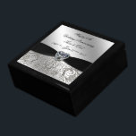 Giftbox för 60-årsdagen Bröllop Smyckeskrin<br><div class="desc">En Digitalbcon Bilder Design med ett tema med svart platinabribbon, Diamond och Platinum Silver Flourish Ram med en rad olika bilder, former, mönster, stilar och typsnitt i den här presentationsrutan av typen"Diamond Bröllop anpassningsbar år". Den här eleganten och den här attraktiva designen levereras med anpassadets textbrev på framsidan och är...</div>