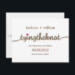 Gifter sig Modern Spara datum meddelande<br><div class="desc">Sprid nyheterna på ett roligt och snyggt sätt med den här moderna Gifter sig spara datumkorten från berryberrysweet.com.</div>