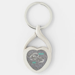 GIFTERMÅL TWISTED HEART SILVERFÄRGAD NYCKELRING