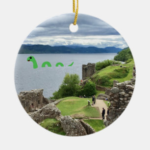 Gigantiskt roligt Urquhart för tecknadLoch Ness Julgransprydnad Keramik