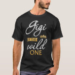 Gigi of the Vild One Funny 1st Birthday Grandson G T Shirt<br><div class="desc">Gigi från Vilden En Shirt 1st Birthday farmor Tee söta krona för barnsöner från baby. Unga boho bohemian kung drottning, låt vilden party börja, söta familjerelaterade stamstammar från kärlek-stammen t-shirts! julklapp. Fantastisk tshirt för att matcha din tårtspets och ballonger dekorationer och förnödenheter. Pojke flicka som vrider 1 år gamla, söta...</div>