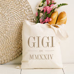Gigi Roman Numeral Year Etablerad Tygkasse<br><div class="desc">En modern minimalistisk väska för att fira en chic mormor,  den här rena,  minimala toten har "Gigi" eller ditt val av smeknamn i neutralt än serif-lettering. Anpassa med året som hon blev en mormor under elegantens romerska siffror för en chic.</div>