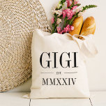 Gigi Roman Numeral Year Etablerad Tygkasse<br><div class="desc">En modern minimalistisk väska för att fira en chic mormor,  den här rena,  minimala toten innehåller "Gigi" eller ditt val av smeknamn i svart smekif-skrift. Anpassa med året som hon blev en mormor under elegantens romerska siffror för en chic.</div>